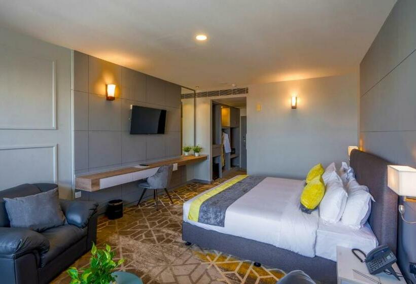 Manhattan Business Hotel, Male