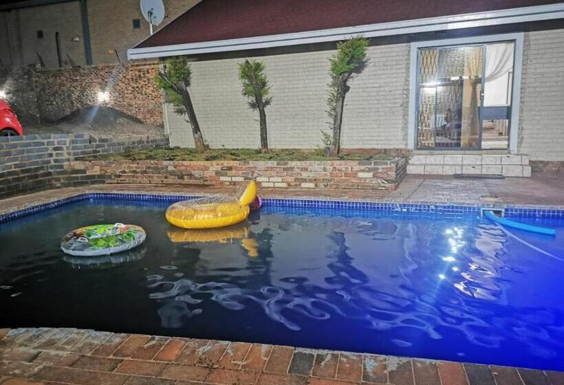 Пансион Capitalt Luxury Guest House