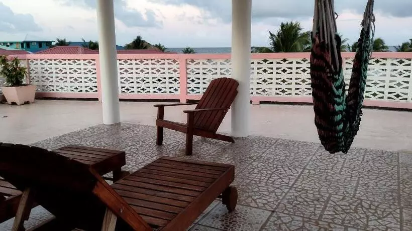 پانسیون Sea View Suites