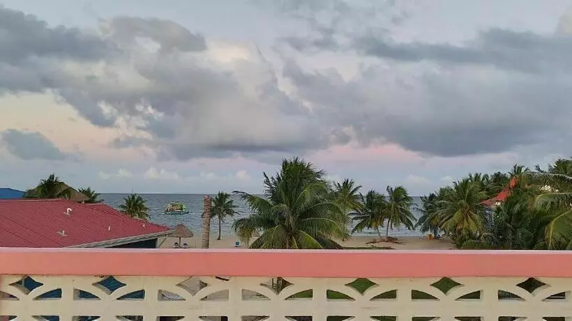 پانسیون Sea View Suites