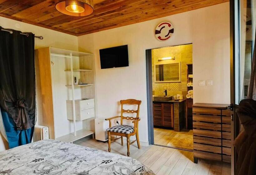 تختخواب و صبحانه Chambres Et Tables D Hote Du Voyageur