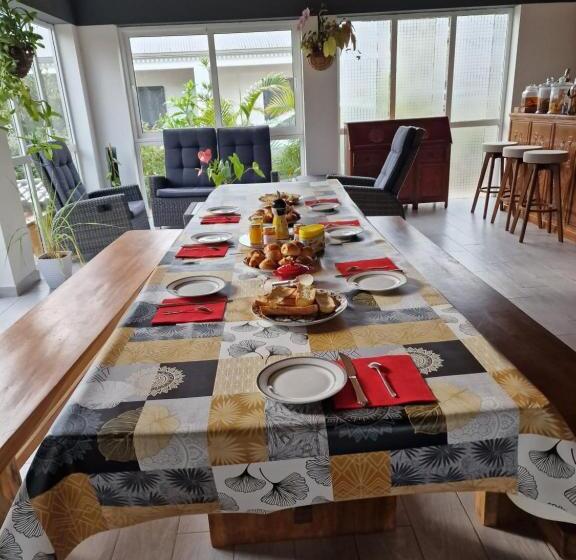 تختخواب و صبحانه Chambres Et Tables D Hote Du Voyageur