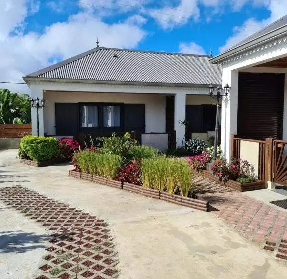 تختخواب و صبحانه Chambres Et Tables D Hote Du Voyageur