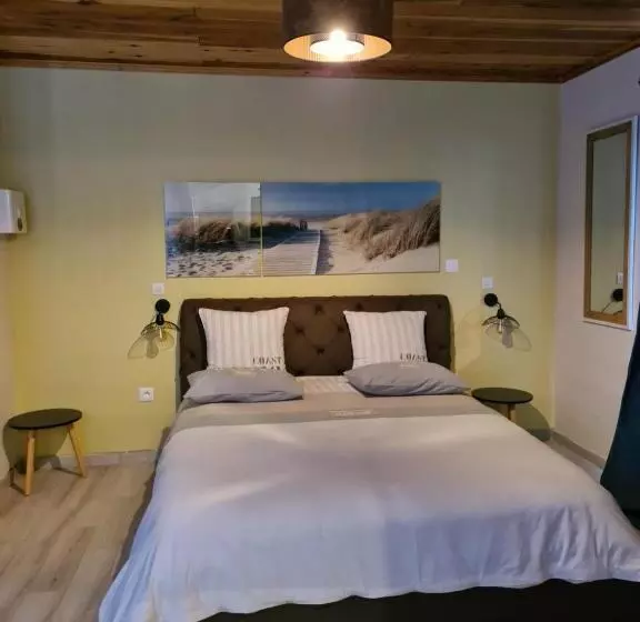 تختخواب و صبحانه Chambres Et Tables D Hote Du Voyageur