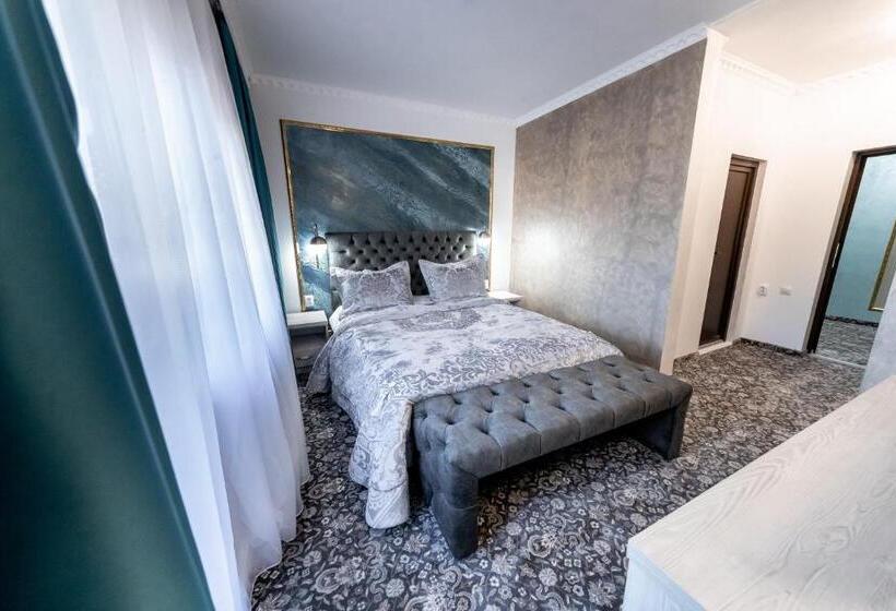 Suru Hotel & Restaurant