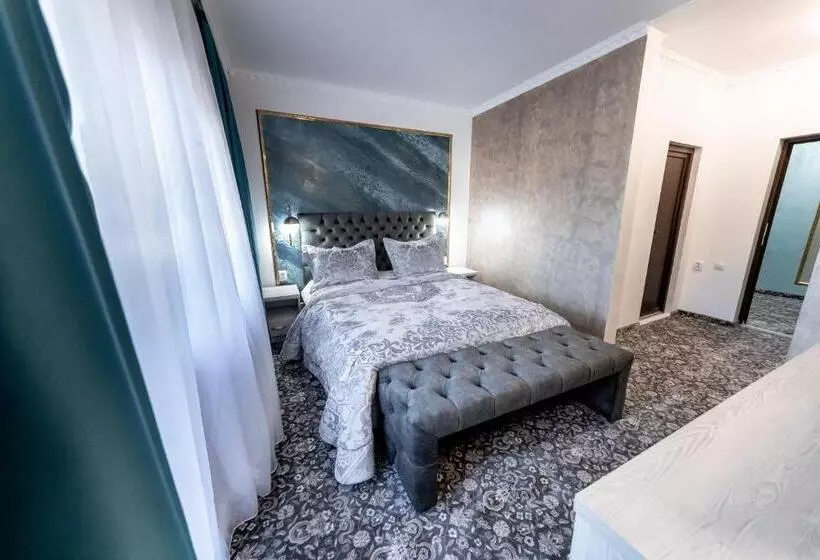 Suru Hotel & Restaurant