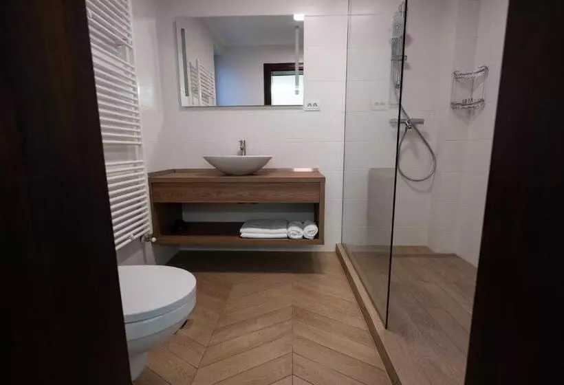 Pensiunea White Residence
