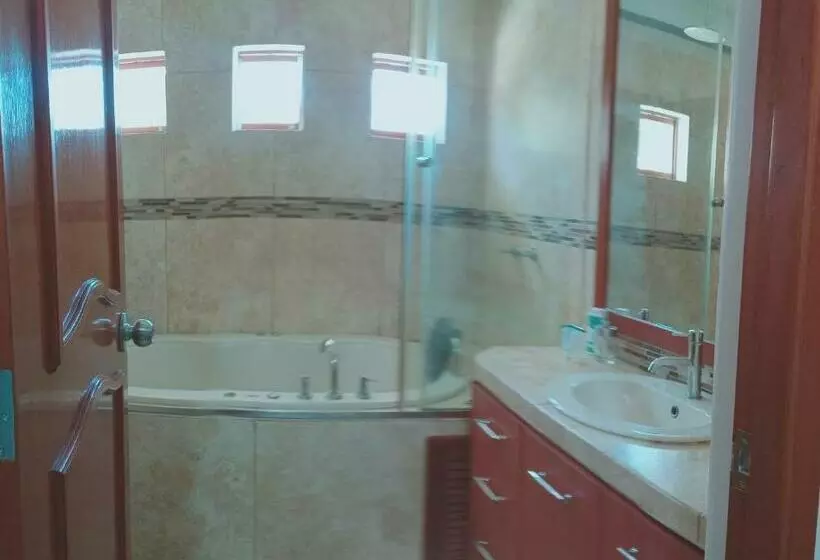 Deluxe Hotel Talara   A 5 Minutos Del Aeropuerto Y Plaza De Armas