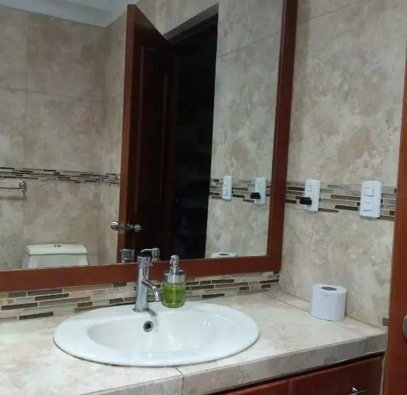 Deluxe Hotel Talara   A 5 Minutos Del Aeropuerto Y Plaza De Armas