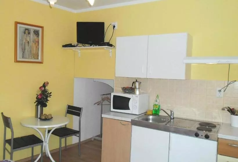 فندق Apartment Biro Kestenovi