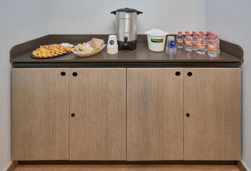 ホテル City Express Junior By Marriott Ciudad Del Carmen Aeropuerto