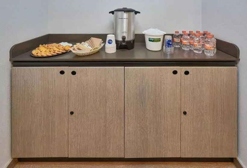 Отель City Express Junior By Marriott Ciudad Del Carmen Aeropuerto