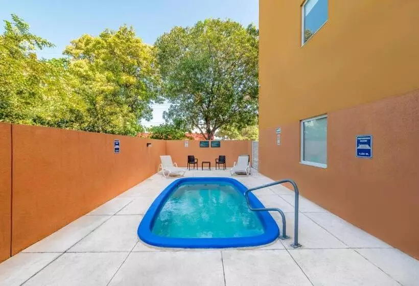 Отель City Express Junior By Marriott Ciudad Del Carmen Aeropuerto