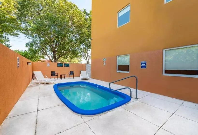 Отель City Express Junior By Marriott Ciudad Del Carmen Aeropuerto