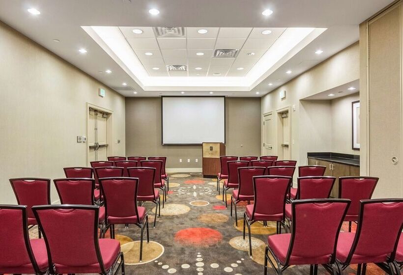 فندق Embassy Suites Newark Airport