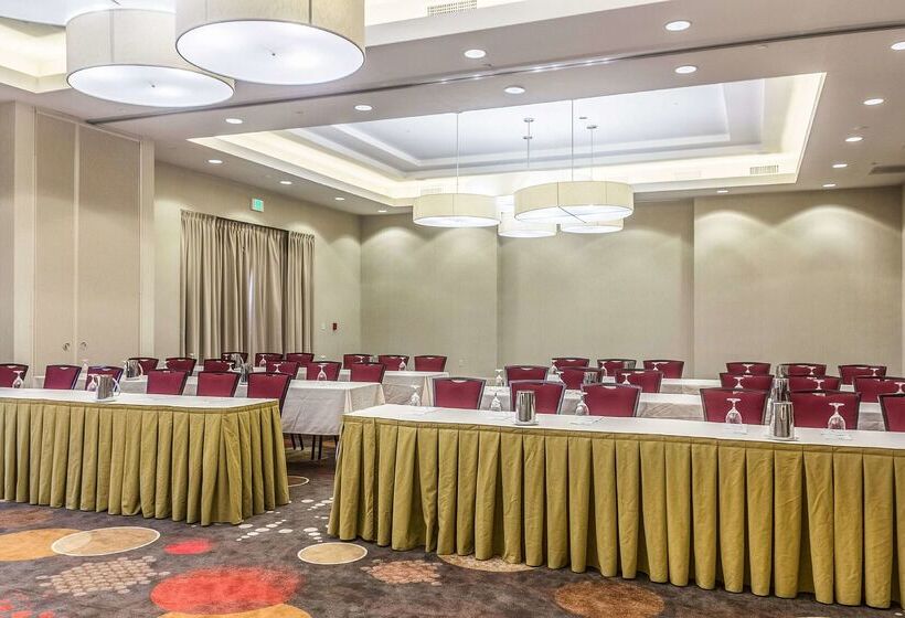 فندق Embassy Suites Newark Airport