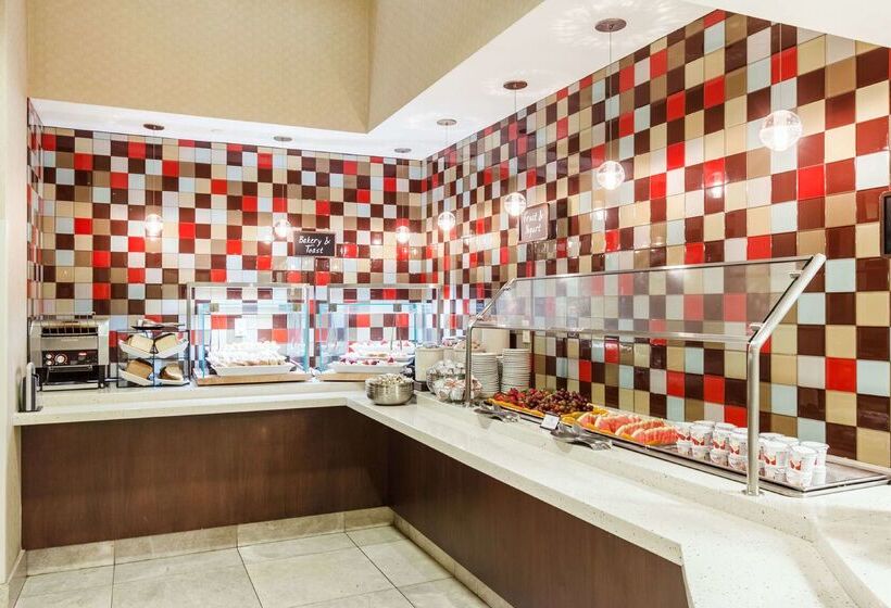 فندق Embassy Suites Newark Airport