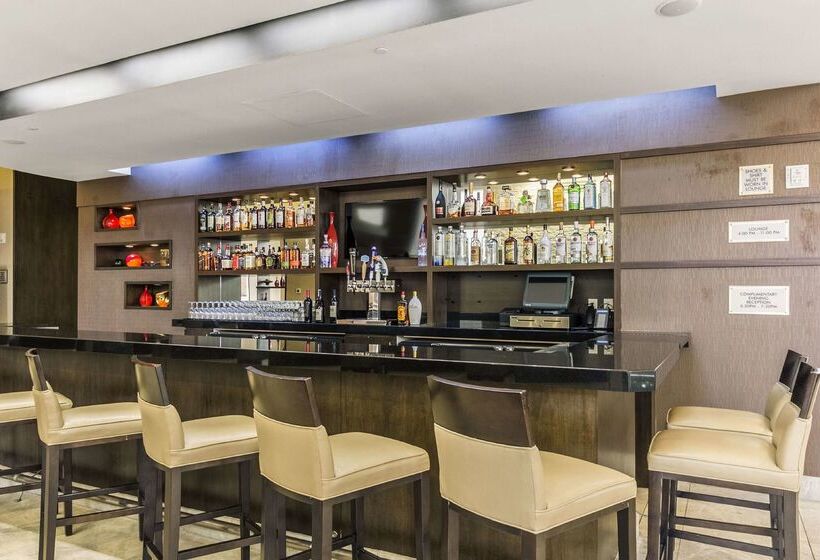 فندق Embassy Suites Newark Airport