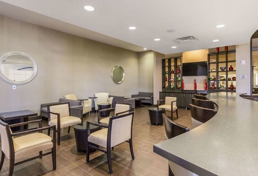 فندق Embassy Suites Newark Airport