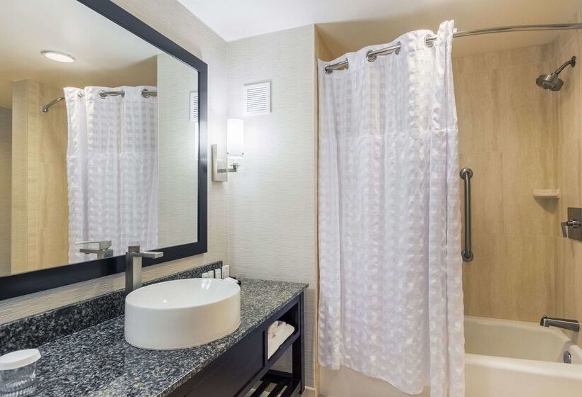 فندق Embassy Suites Newark Airport