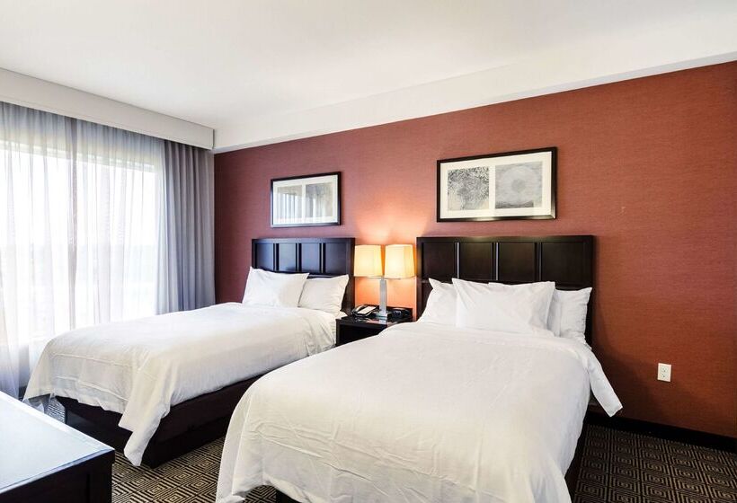 فندق Embassy Suites Newark Airport