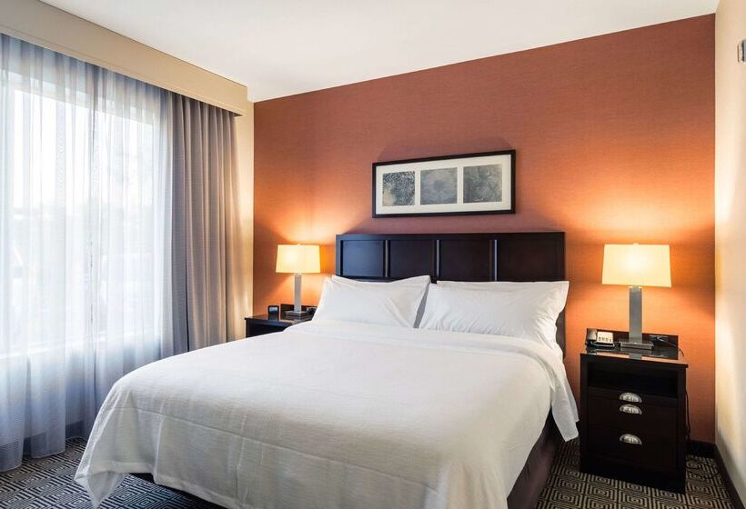 فندق Embassy Suites Newark Airport