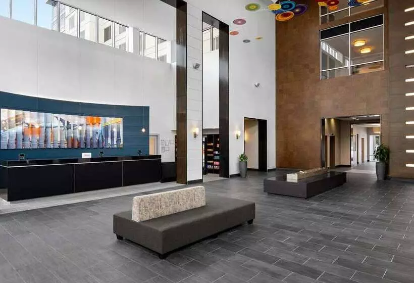 هتل Embassy Suites Newark Airport