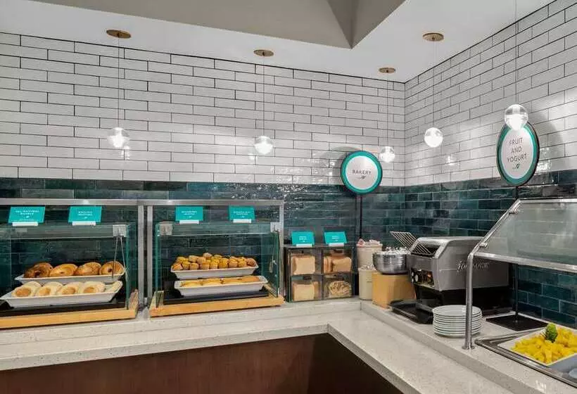 هتل Embassy Suites Newark Airport