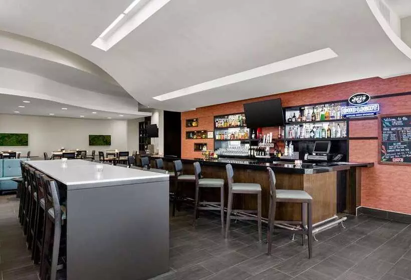 هتل Embassy Suites Newark Airport