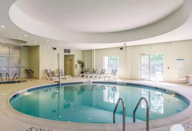 هتل Embassy Suites Newark Airport