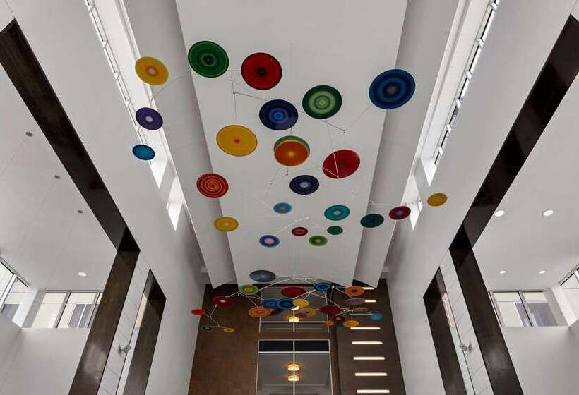 فندق Embassy Suites Newark Airport