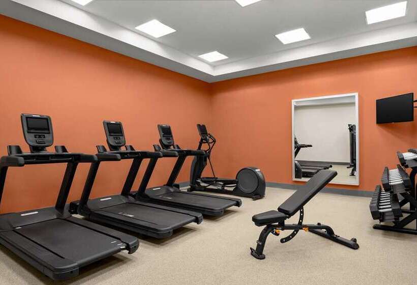 فندق Embassy Suites Newark Airport