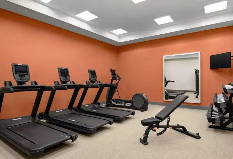 هتل Embassy Suites Newark Airport