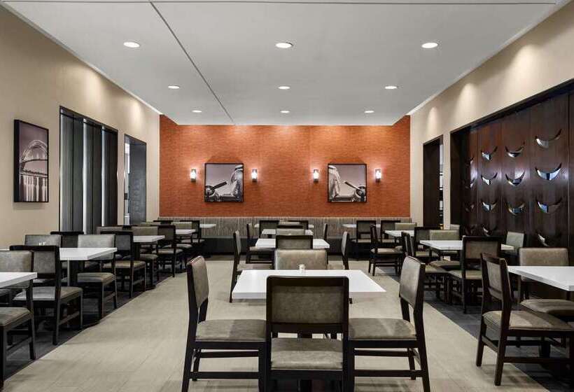 فندق Embassy Suites Newark Airport