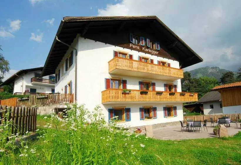 Aamiaismajoitus (B&B) Garni Karlegger