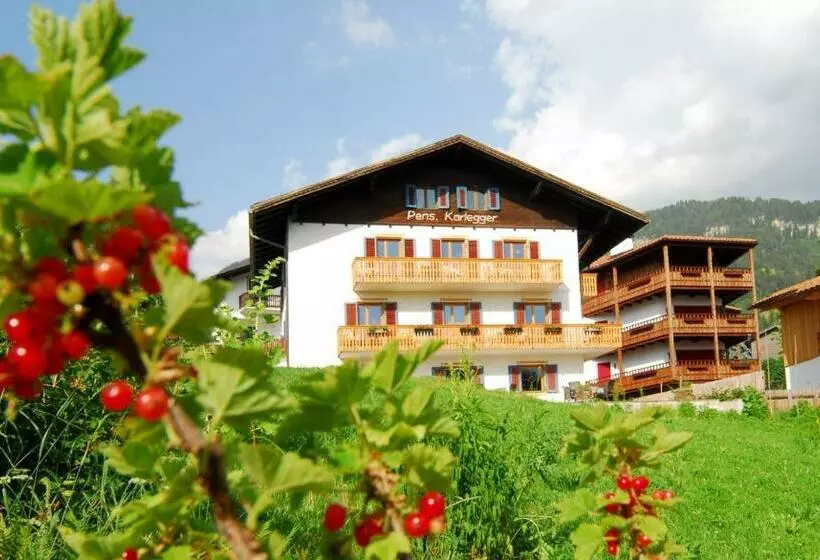 Aamiaismajoitus (B&B) Garni Karlegger