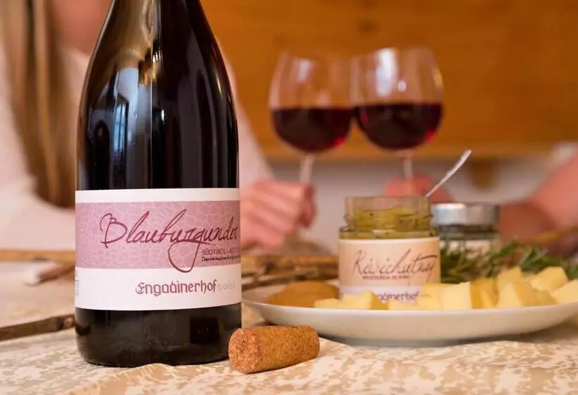 ホテル Engadiner Apartments & Wines
