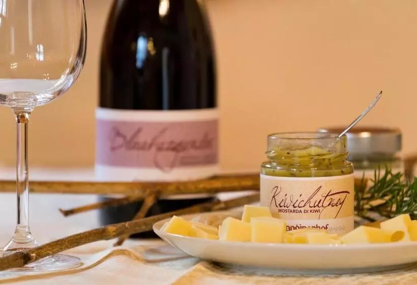 ホテル Engadiner Apartments & Wines