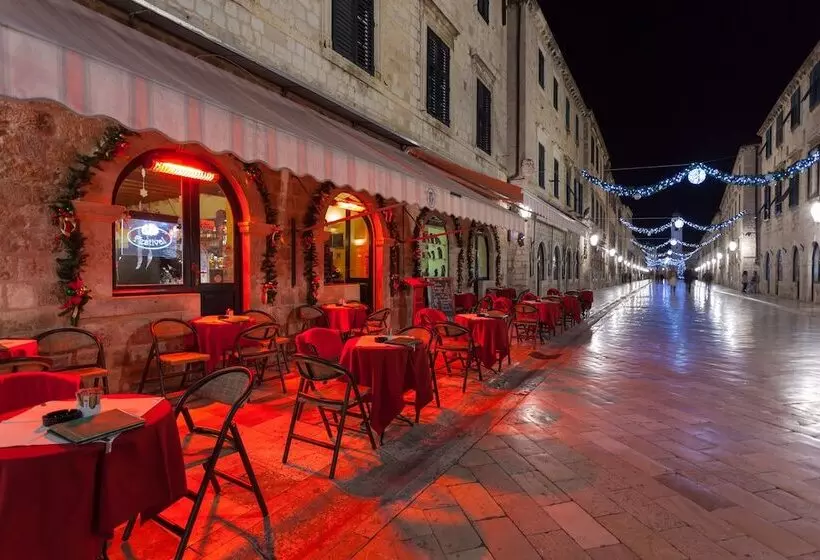 هتل Apartments Petra