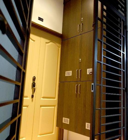 Отель Cameron View Apartment  Crown Imperial Court Brinc