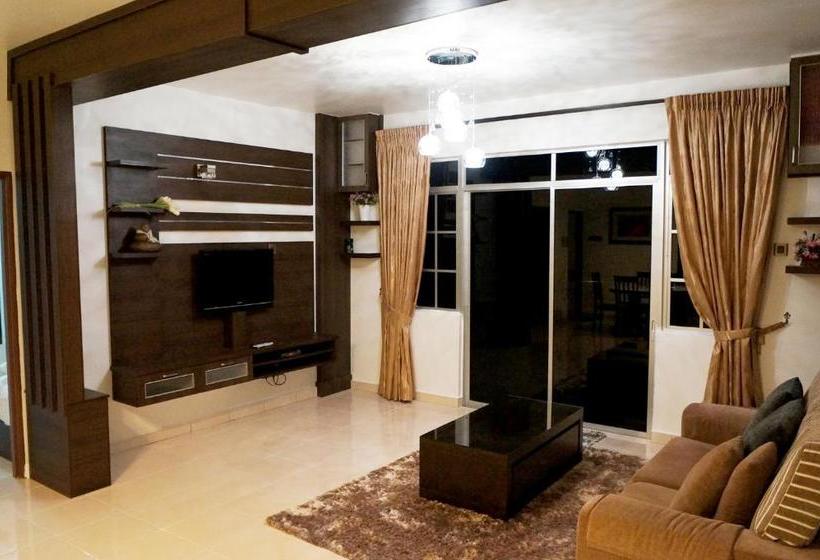 Отель Cameron View Apartment  Crown Imperial Court Brinc