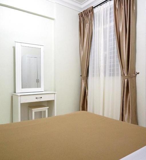 Отель Cameron View Apartment  Crown Imperial Court Brinc