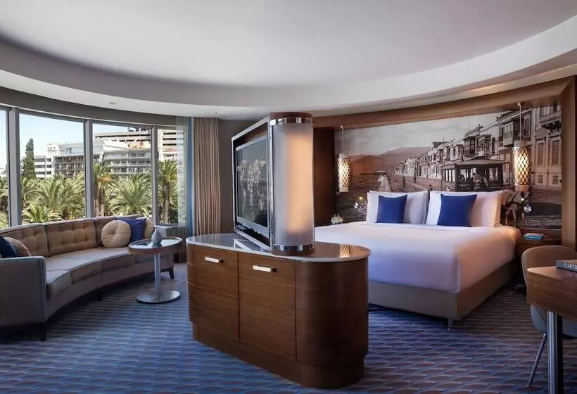هتل Renaissance Izmir
