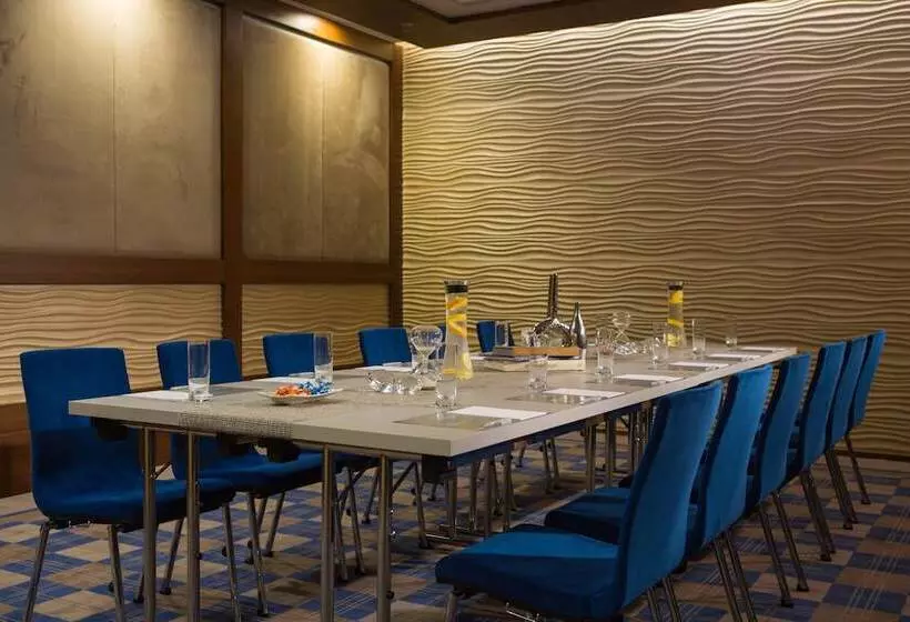 هتل Renaissance Izmir