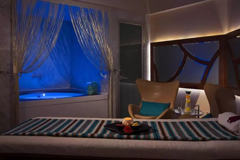 هتل Renaissance Izmir