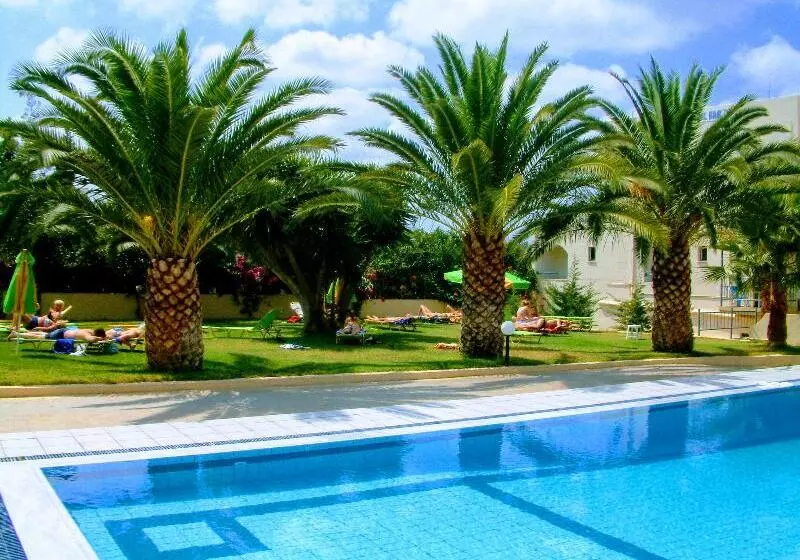 ホテル Theoni Apartments