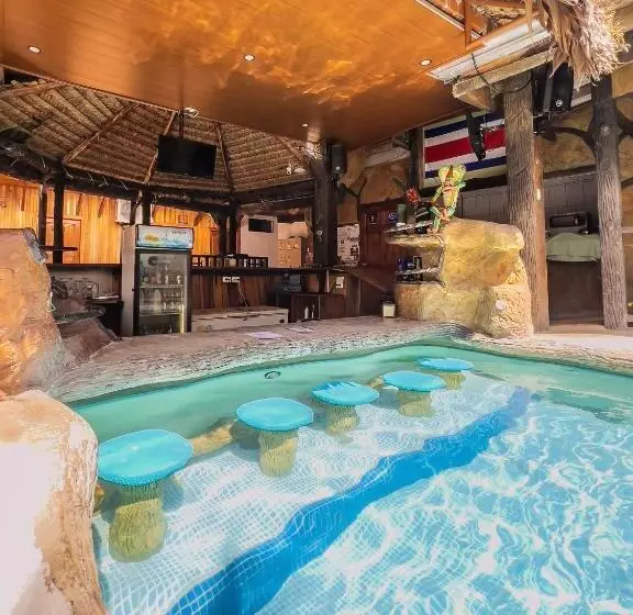 Отель Poshtel Arenal