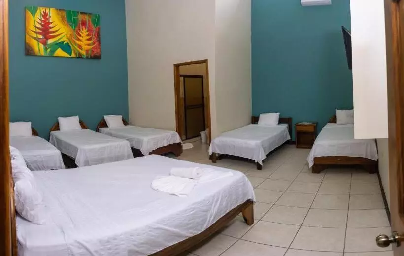 Отель Poshtel Arenal