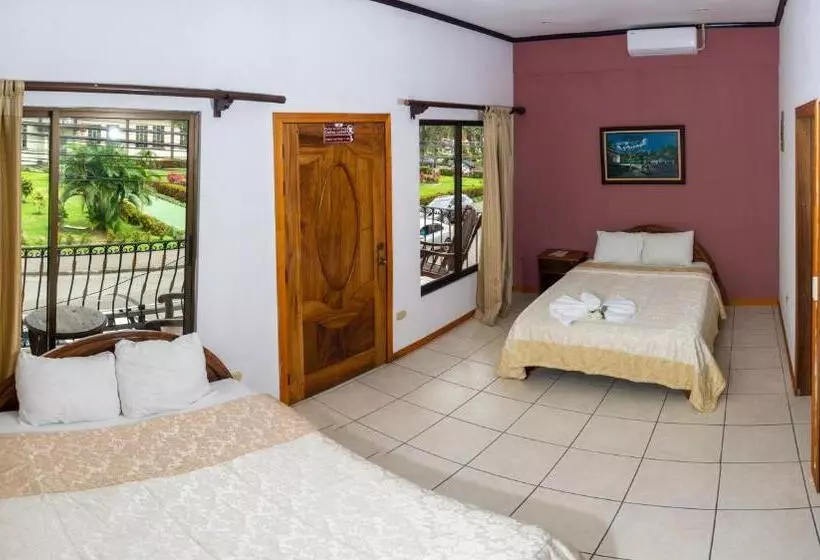 Отель Poshtel Arenal