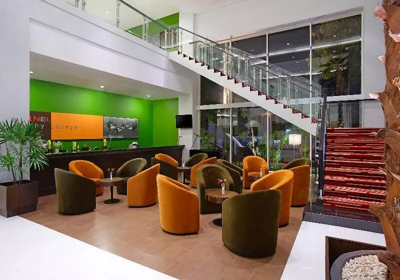 בית מלון כפרי Santika Palu